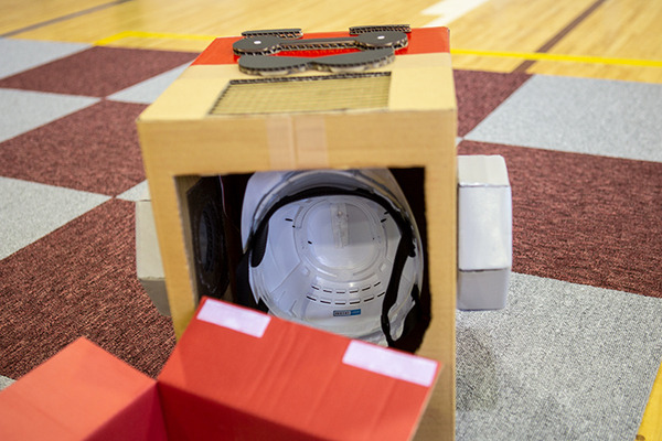 体験型プログラミング教育「動け！せんせいロボット」村田製作所が渋谷区の小学校で実施！体育館に笑顔があふれる