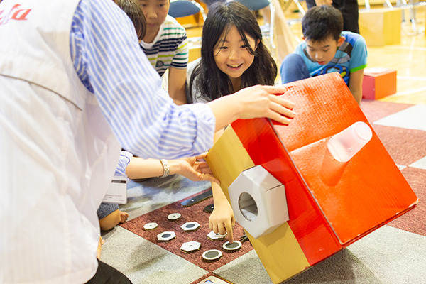 体験型プログラミング教育「動け！せんせいロボット」村田製作所が渋谷区の小学校で実施！体育館に笑顔があふれる