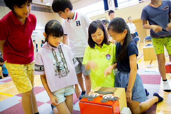 体験型プログラミング教育「動け！せんせいロボット」村田製作所が渋谷区の小学校で実施！体育館に笑顔があふれる