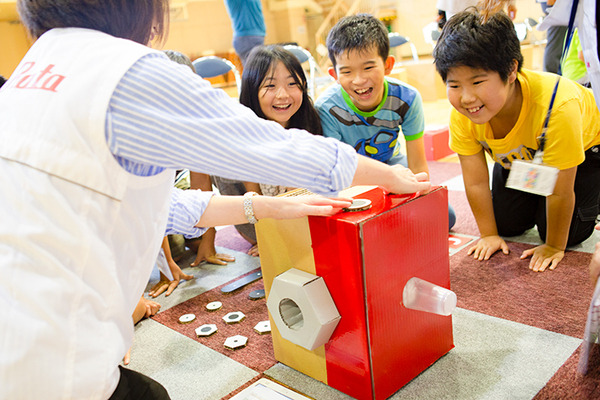 体験型プログラミング教育「動け！せんせいロボット」村田製作所が渋谷区の小学校で実施！体育館に笑顔があふれる
