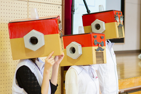 体験型プログラミング教育「動け！せんせいロボット」村田製作所が渋谷区の小学校で実施！体育館に笑顔があふれる