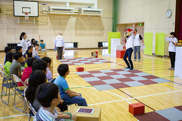 体験型プログラミング教育「動け！せんせいロボット」村田製作所が渋谷区の小学校で実施！体育館に笑顔があふれる