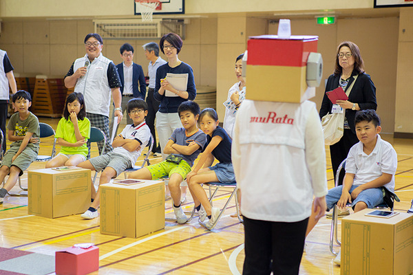 体験型プログラミング教育「動け！せんせいロボット」村田製作所が渋谷区の小学校で実施！体育館に笑顔があふれる