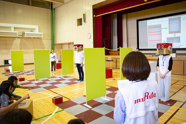 体験型プログラミング教育「動け！せんせいロボット」村田製作所が渋谷区の小学校で実施！体育館に笑顔があふれる