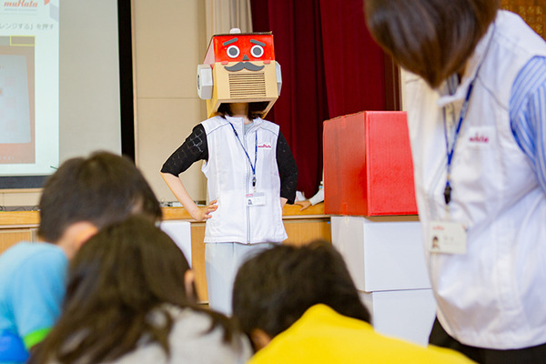 体験型プログラミング教育「動け！せんせいロボット」村田製作所が渋谷区の小学校で実施！体育館に笑顔があふれる