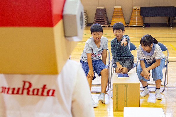 体験型プログラミング教育「動け！せんせいロボット」村田製作所が渋谷区の小学校で実施！体育館に笑顔があふれる