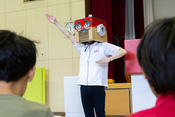 体験型プログラミング教育「動け！せんせいロボット」村田製作所が渋谷区の小学校で実施！体育館に笑顔があふれる
