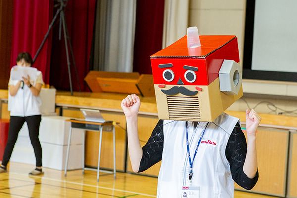 体験型プログラミング教育「動け！せんせいロボット」村田製作所が渋谷区の小学校で実施！体育館に笑顔があふれる