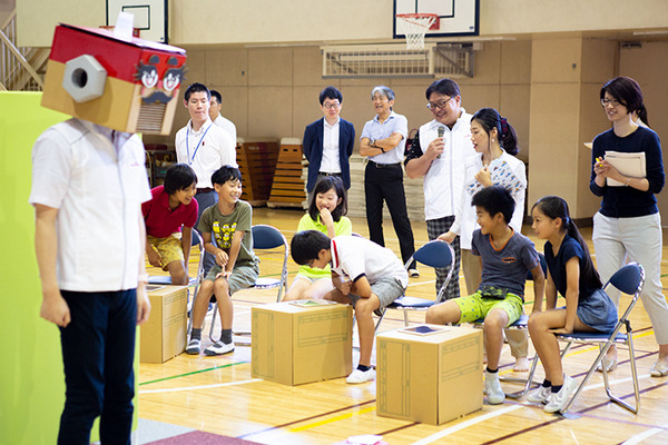 体験型プログラミング教育「動け！せんせいロボット」村田製作所が渋谷区の小学校で実施！体育館に笑顔があふれる