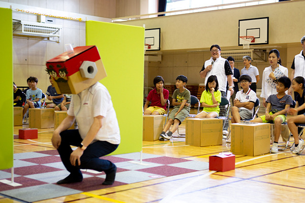 体験型プログラミング教育「動け！せんせいロボット」村田製作所が渋谷区の小学校で実施！体育館に笑顔があふれる