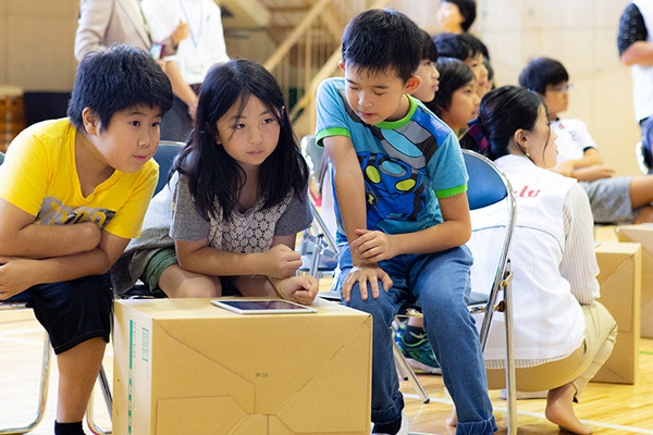 体験型プログラミング教育「動け！せんせいロボット」村田製作所が渋谷区の小学校で実施！体育館に笑顔があふれる