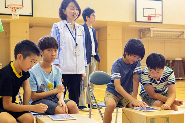 体験型プログラミング教育「動け！せんせいロボット」村田製作所が渋谷区の小学校で実施！体育館に笑顔があふれる