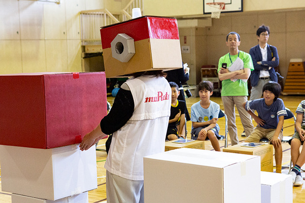 体験型プログラミング教育「動け！せんせいロボット」村田製作所が渋谷区の小学校で実施！体育館に笑顔があふれる
