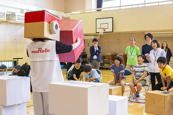 体験型プログラミング教育「動け！せんせいロボット」村田製作所が渋谷区の小学校で実施！体育館に笑顔があふれる