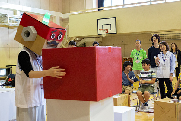 体験型プログラミング教育「動け！せんせいロボット」村田製作所が渋谷区の小学校で実施！体育館に笑顔があふれる