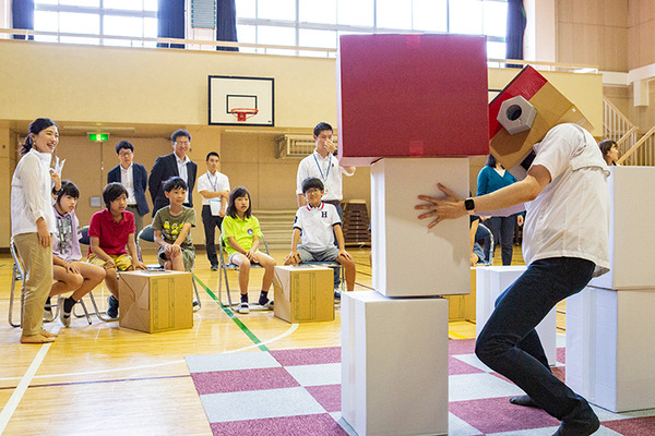 体験型プログラミング教育「動け！せんせいロボット」村田製作所が渋谷区の小学校で実施！体育館に笑顔があふれる