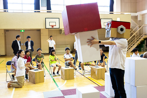 体験型プログラミング教育「動け！せんせいロボット」村田製作所が渋谷区の小学校で実施！体育館に笑顔があふれる