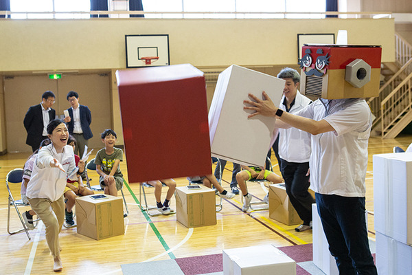 体験型プログラミング教育「動け！せんせいロボット」村田製作所が渋谷区の小学校で実施！体育館に笑顔があふれる