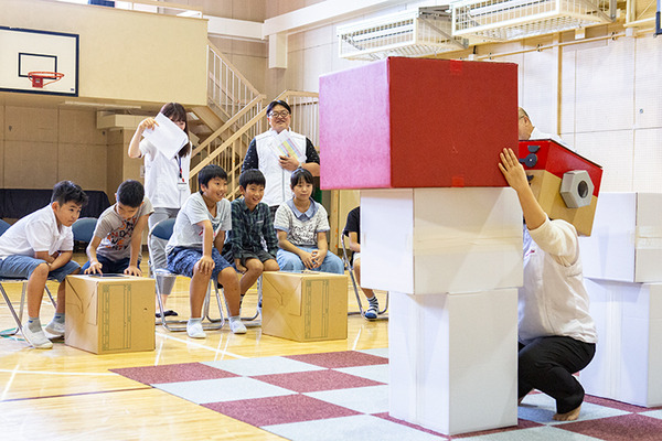 体験型プログラミング教育「動け！せんせいロボット」村田製作所が渋谷区の小学校で実施！体育館に笑顔があふれる