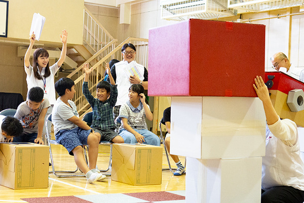 体験型プログラミング教育「動け！せんせいロボット」村田製作所が渋谷区の小学校で実施！体育館に笑顔があふれる
