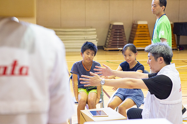 体験型プログラミング教育「動け！せんせいロボット」村田製作所が渋谷区の小学校で実施！体育館に笑顔があふれる
