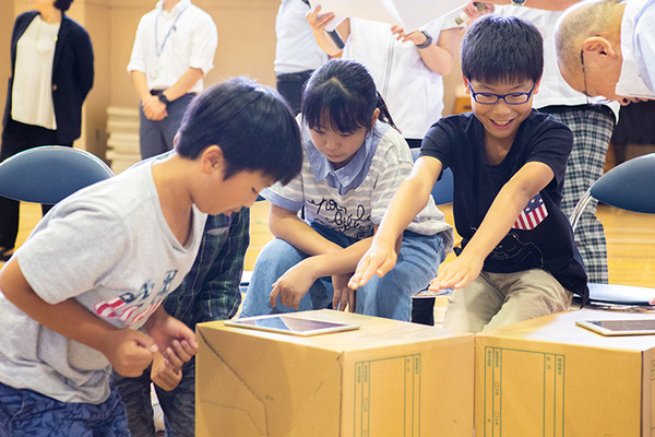 体験型プログラミング教育「動け！せんせいロボット」村田製作所が渋谷区の小学校で実施！体育館に笑顔があふれる