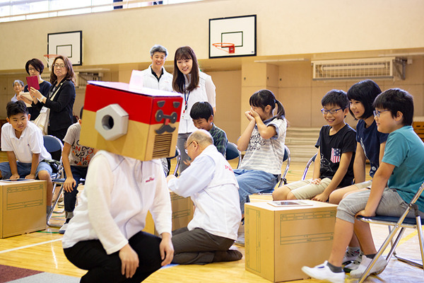 体験型プログラミング教育「動け！せんせいロボット」村田製作所が渋谷区の小学校で実施！体育館に笑顔があふれる