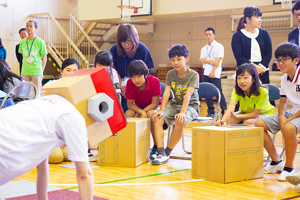体験型プログラミング教育「動け！せんせいロボット」村田製作所が渋谷区の小学校で実施！体育館に笑顔があふれる