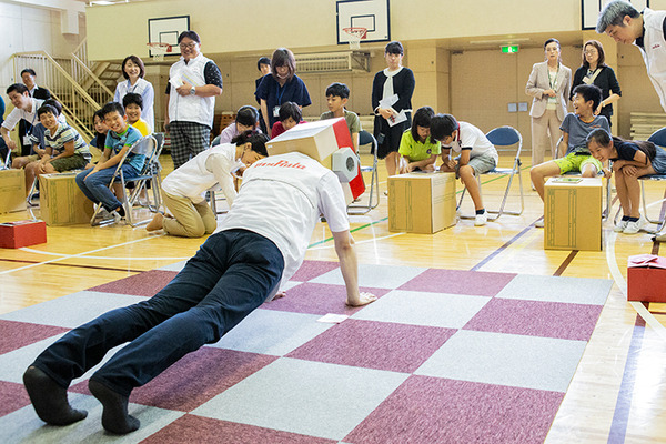 体験型プログラミング教育「動け！せんせいロボット」村田製作所が渋谷区の小学校で実施！体育館に笑顔があふれる