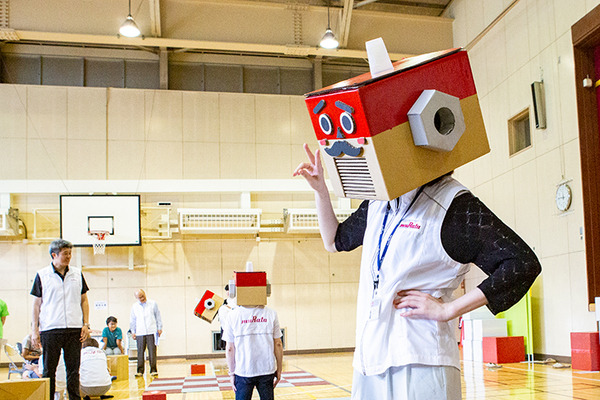体験型プログラミング教育「動け！せんせいロボット」村田製作所が渋谷区の小学校で実施！体育館に笑顔があふれる