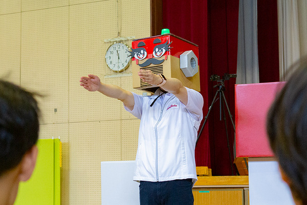 体験型プログラミング教育「動け！せんせいロボット」村田製作所が渋谷区の小学校で実施！体育館に笑顔があふれる