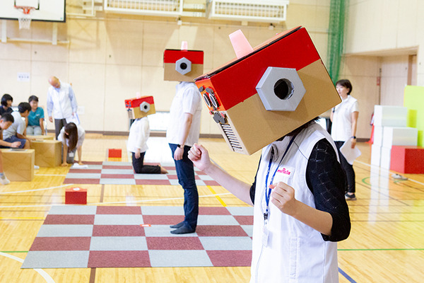 体験型プログラミング教育「動け！せんせいロボット」村田製作所が渋谷区の小学校で実施！体育館に笑顔があふれる