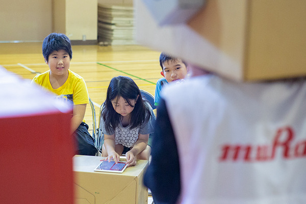 体験型プログラミング教育「動け！せんせいロボット」村田製作所が渋谷区の小学校で実施！体育館に笑顔があふれる