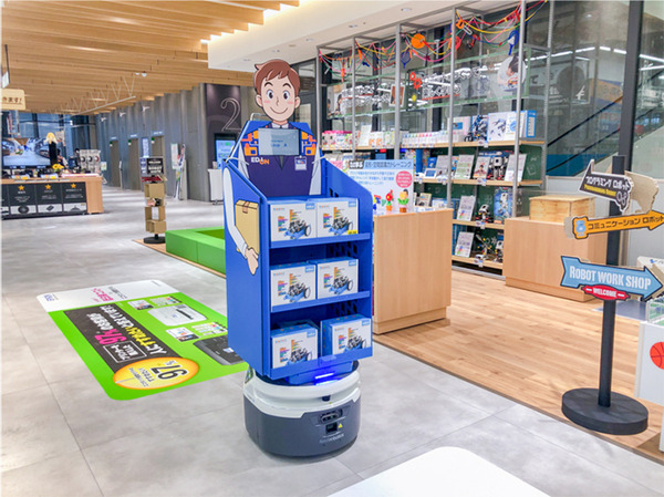 エディオンなんば本店の店内で運搬ロボット「ハコブくん」を稼働展示　米Fetch Robotics社製ロボット「Freight」を改造