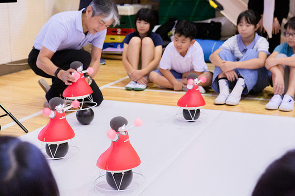 村田製作所「チアリーディング部」ダンス・パフォーマンスを渋谷区の小学校で披露！倒れない、ぶつからないロボット技術としくみ