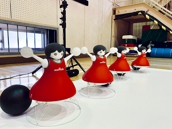 村田製作所「チアリーディング部」ダンス・パフォーマンスを渋谷区の小学校で披露！倒れない、ぶつからないロボット技術としくみ