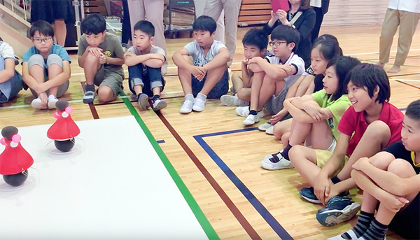 村田製作所「チアリーディング部」ダンス・パフォーマンスを渋谷区の小学校で披露！倒れない、ぶつからないロボット技術としくみ