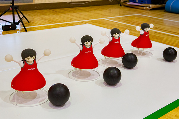 村田製作所「チアリーディング部」ダンス・パフォーマンスを渋谷区の小学校で披露！倒れない、ぶつからないロボット技術としくみ