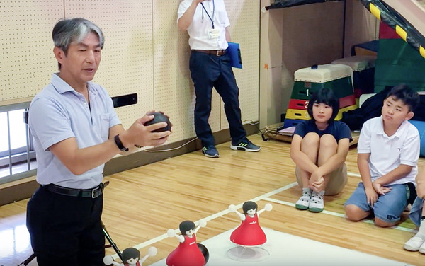 村田製作所「チアリーディング部」ダンス・パフォーマンスを渋谷区の小学校で披露！倒れない、ぶつからないロボット技術としくみ