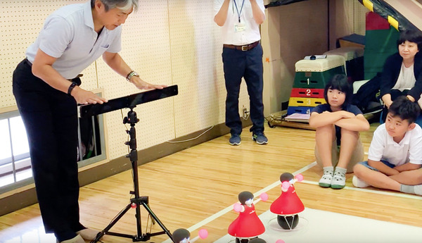 村田製作所「チアリーディング部」ダンス・パフォーマンスを渋谷区の小学校で披露！倒れない、ぶつからないロボット技術としくみ