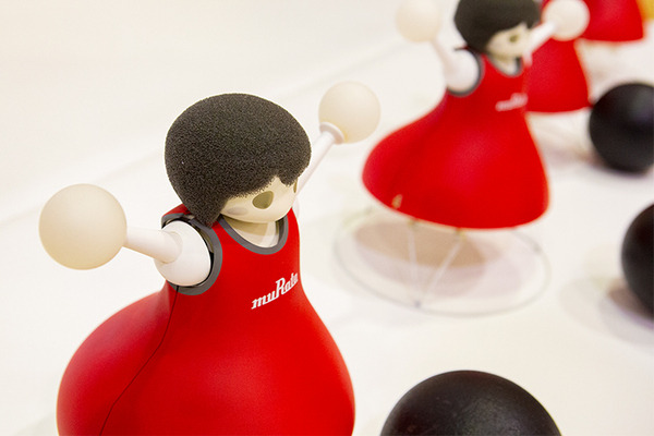 村田製作所「チアリーディング部」ダンス・パフォーマンスを渋谷区の小学校で披露！倒れない、ぶつからないロボット技術としくみ