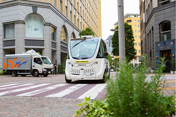 ハンドルのない自動運転バス「NAVYA ARMA」の一般試乗会　SoftBank Worldに合わせて芝公園で開催