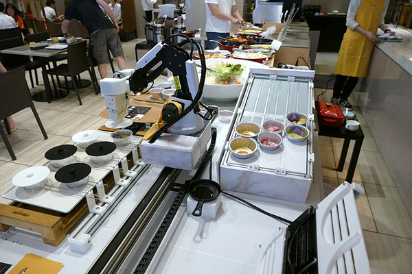 「ロレイン」と朝食を　朝食ロボットがホテルで実証実験、目玉焼きやベーコンを提供