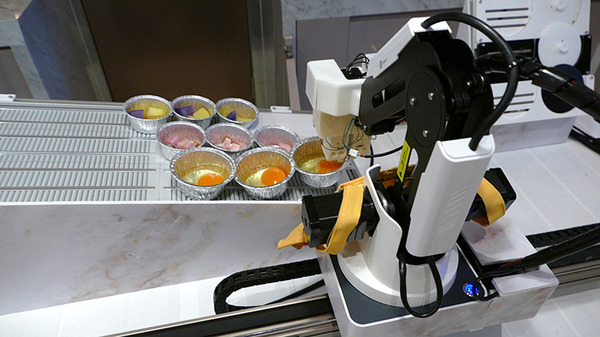 「ロレイン」と朝食を　朝食ロボットがホテルで実証実験、目玉焼きやベーコンを提供