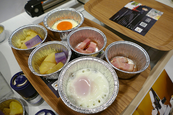 「ロレイン」と朝食を　朝食ロボットがホテルで実証実験、目玉焼きやベーコンを提供