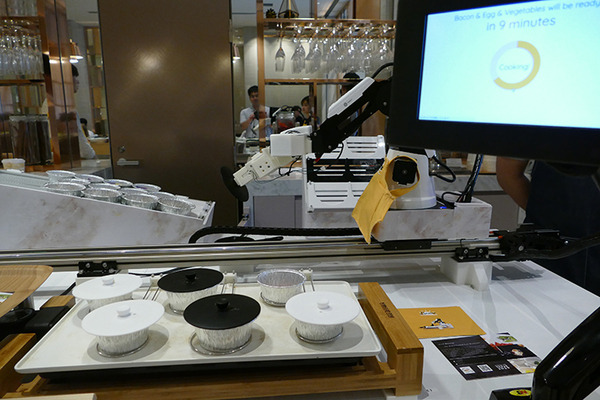 「ロレイン」と朝食を　朝食ロボットがホテルで実証実験、目玉焼きやベーコンを提供