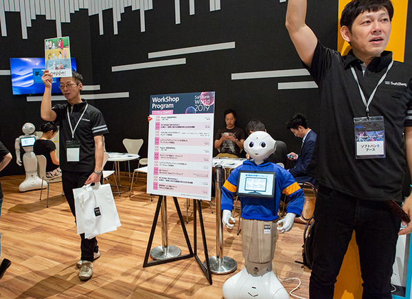 Pepperの会話機能はどう変わった? 会話力アップを活かせ！多言語＆通訳含めた3者会話も　「SoftBank World 2019」で紹介