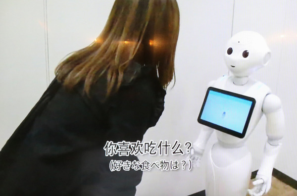 Pepperの会話機能はどう変わった? 会話力アップを活かせ！多言語＆通訳含めた3者会話も　「SoftBank World 2019」で紹介