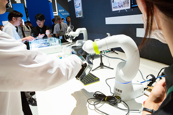 【5G時代の遠隔操作ロボット】リアルハプティクス・力触覚の操作体験を展示　SoftBank World 2019で