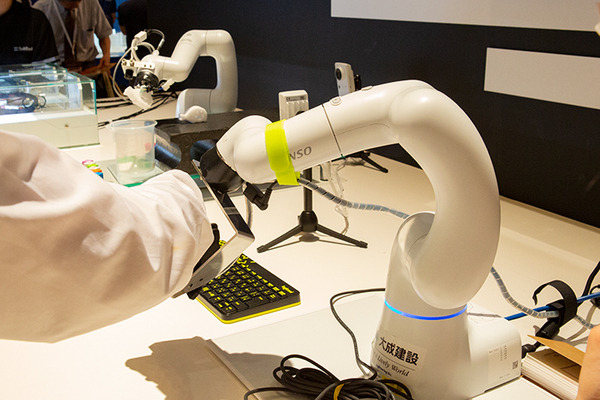 【5G時代の遠隔操作ロボット】リアルハプティクス・力触覚の操作体験を展示　SoftBank World 2019で